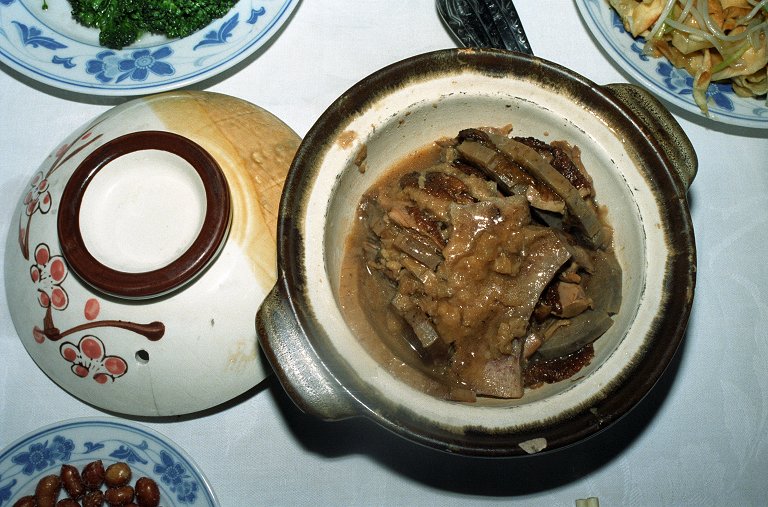 タロイモと豚の角煮の料理