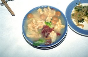 アヒルの水かきと中国ハムのスープ